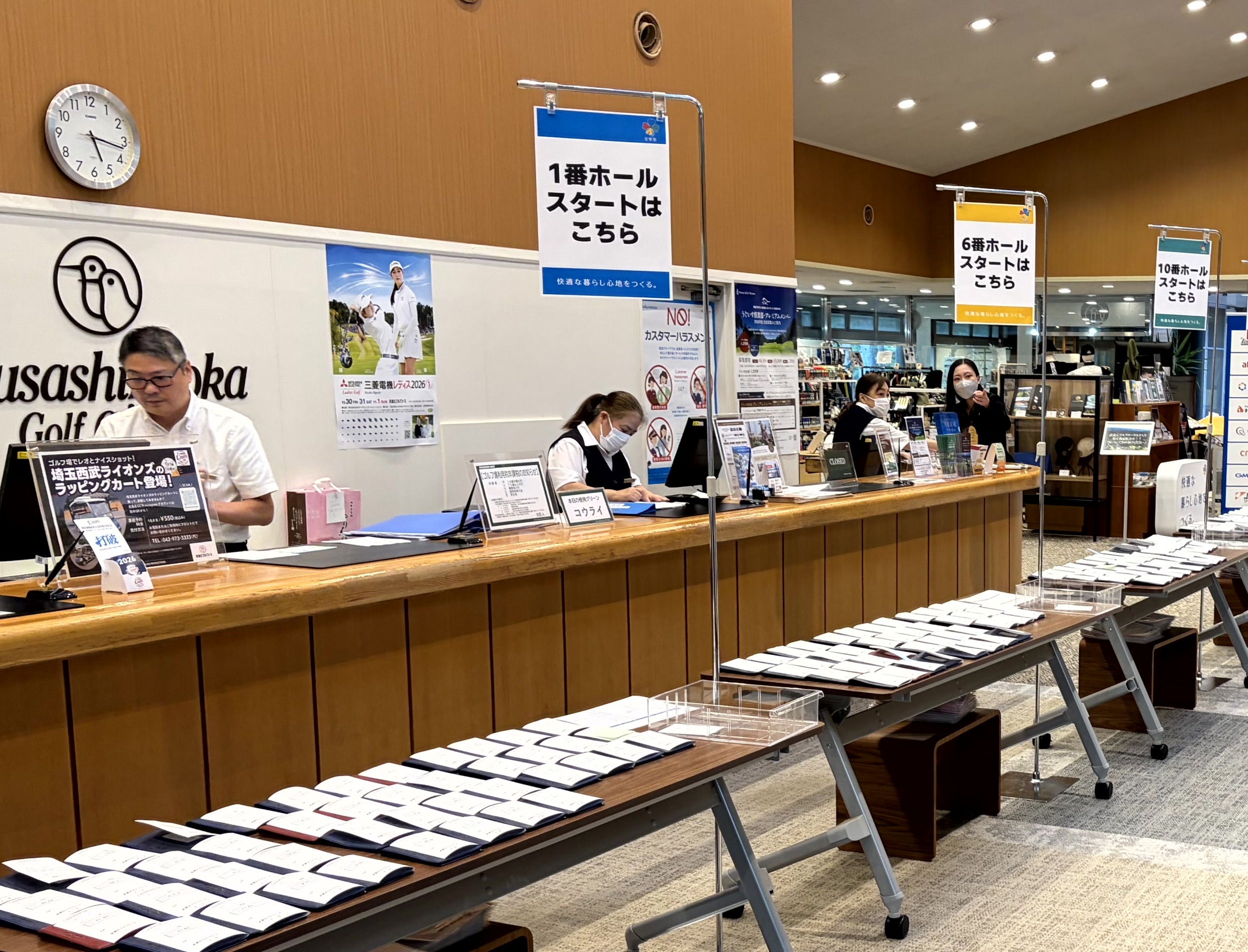 受付カウンターでのホール案内の様子