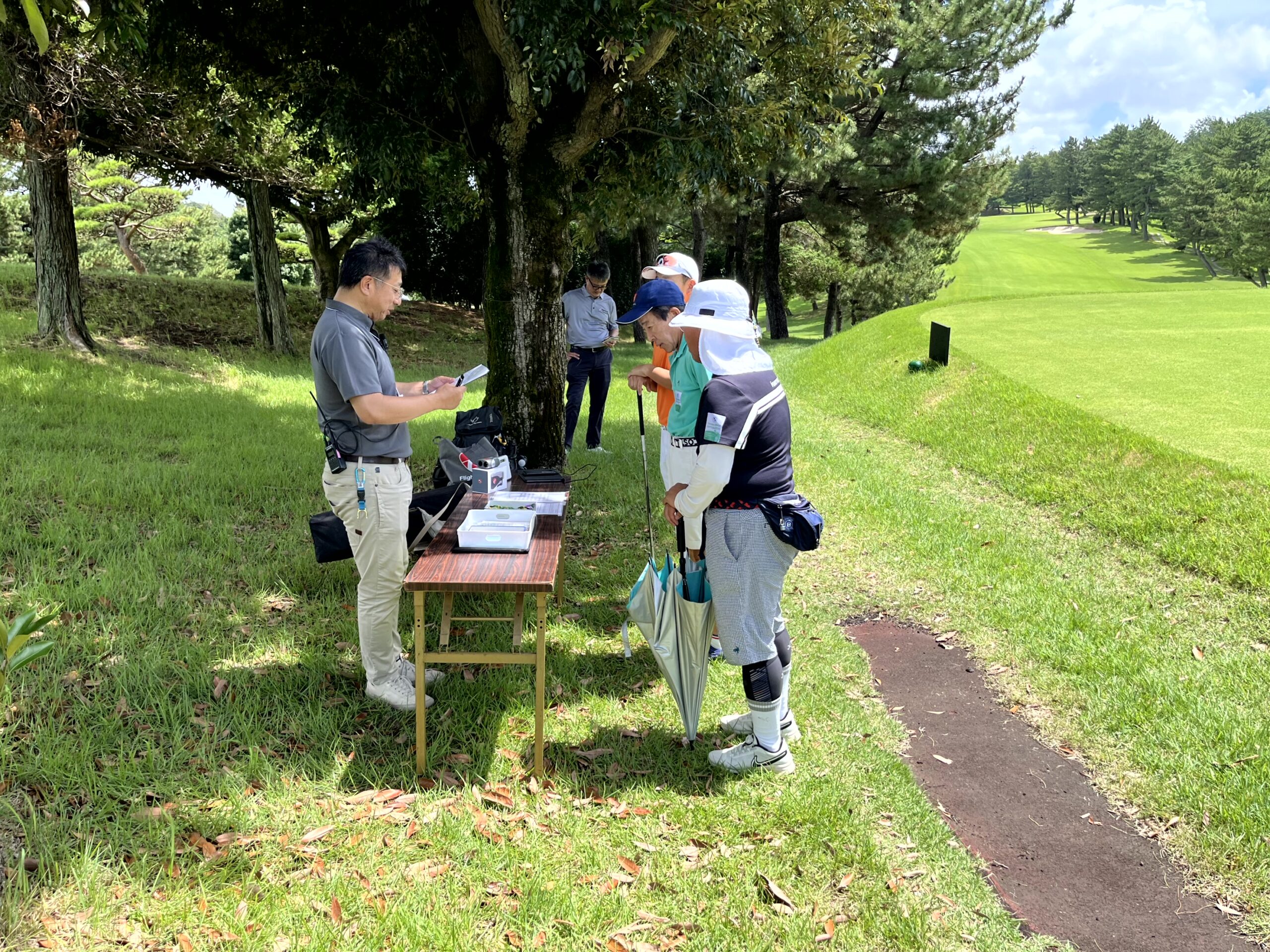 スタッフが機材を使って参加者をサポートする様子